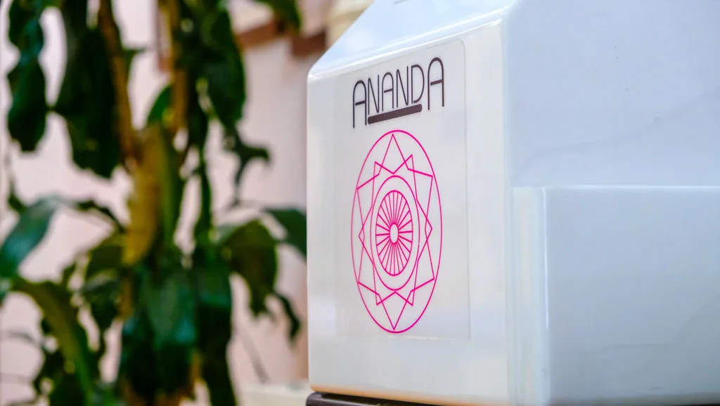 Detalle con el logotipo de Ananda en el consultorio