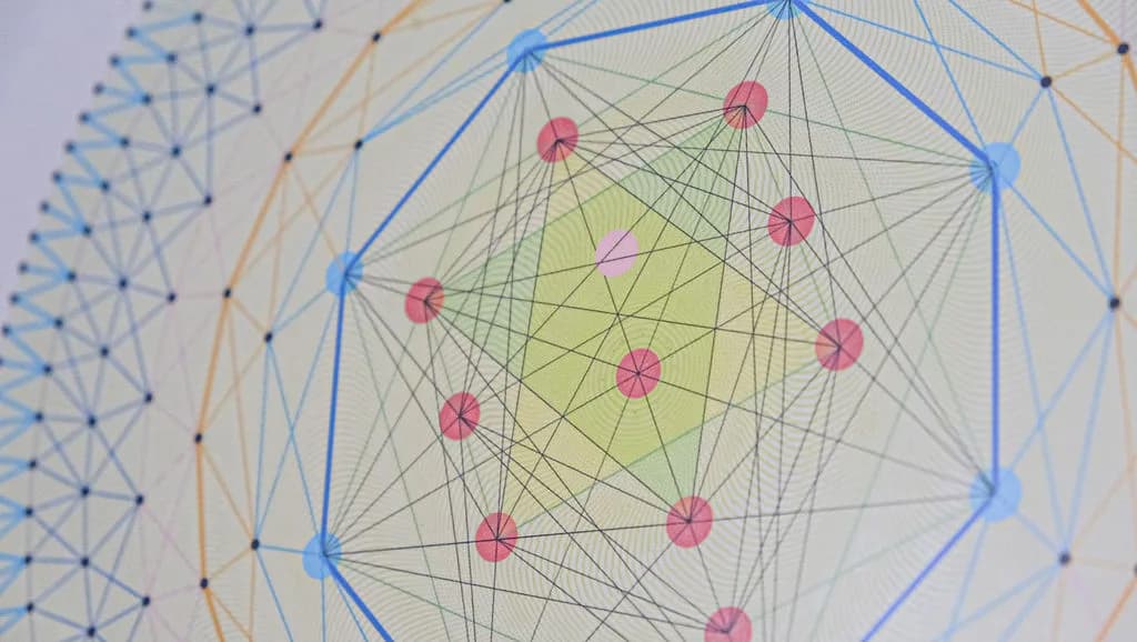 Lámina de geometría en tonos índigo y ámbar, motivo visual de Ananda