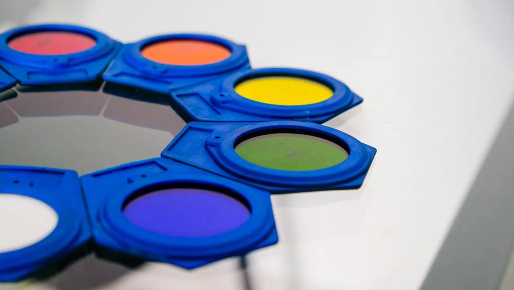 Instrumentos de terapia con filtros de color en Ananda